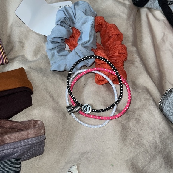 Lululemon BUNDLE 💜HAT SOCKS 🧦 AND HAIR ACCESSORIES 💜✝️ - Picture 16 of 17